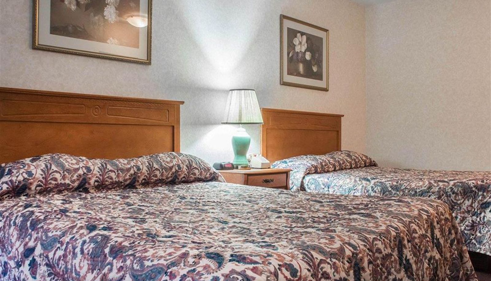 Zimmer - Econo Lodge By the Falls