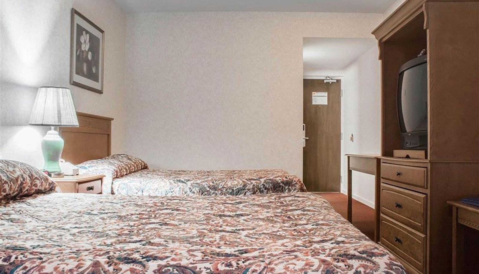 Zimmer - Econo Lodge By the Falls