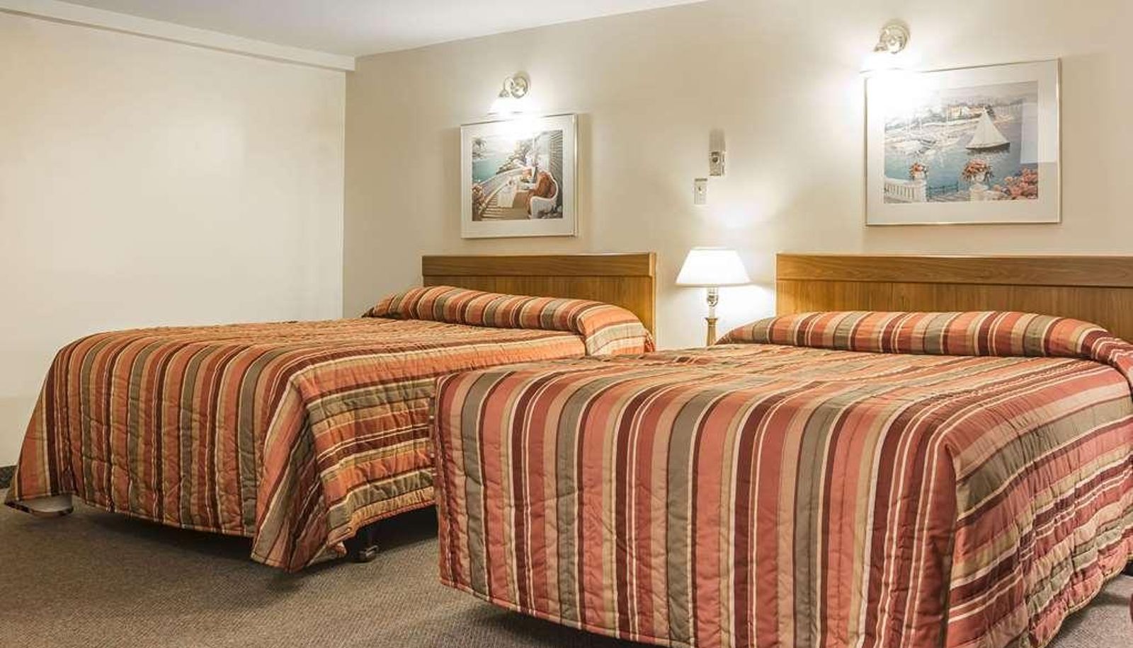 Vierbettzimmer - Econo Lodge  Inn & Suites