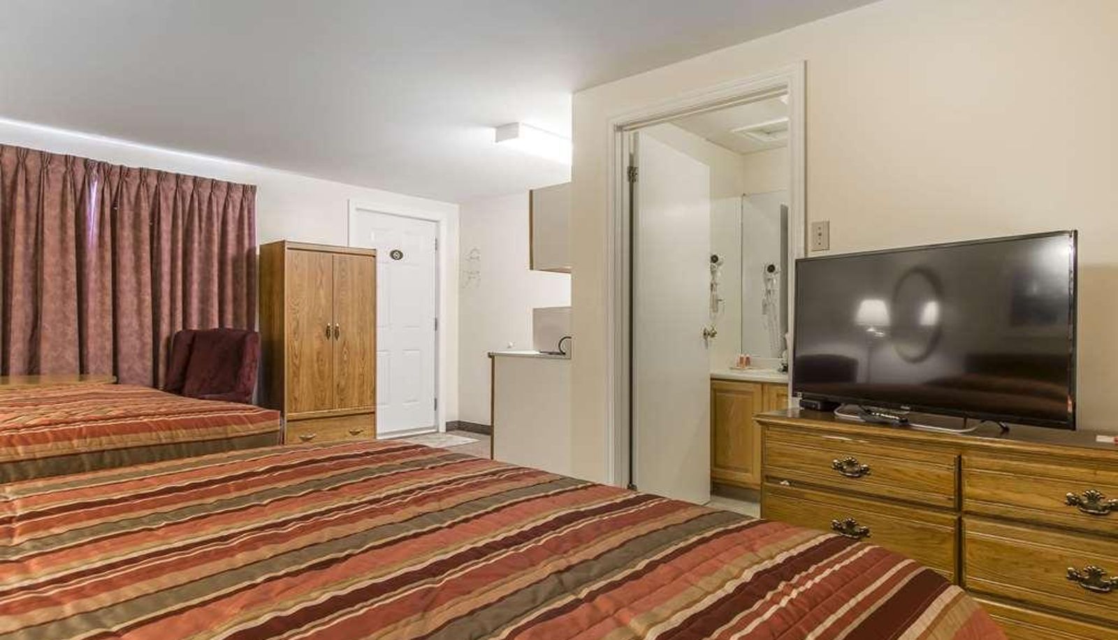 Quadruple room - Econo Lodge  Inn & Suites