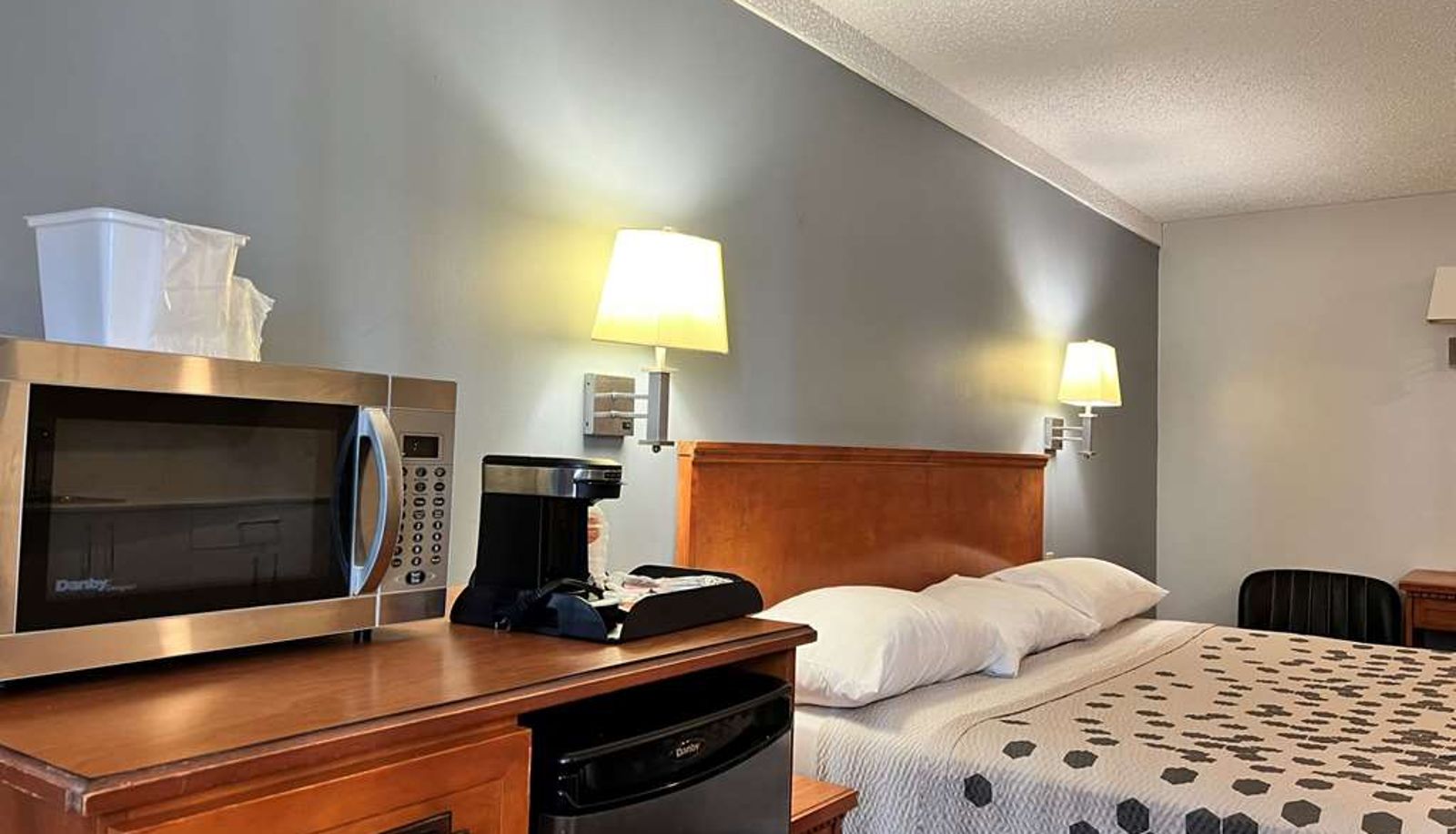 Room - Econo Lodge Motel Village