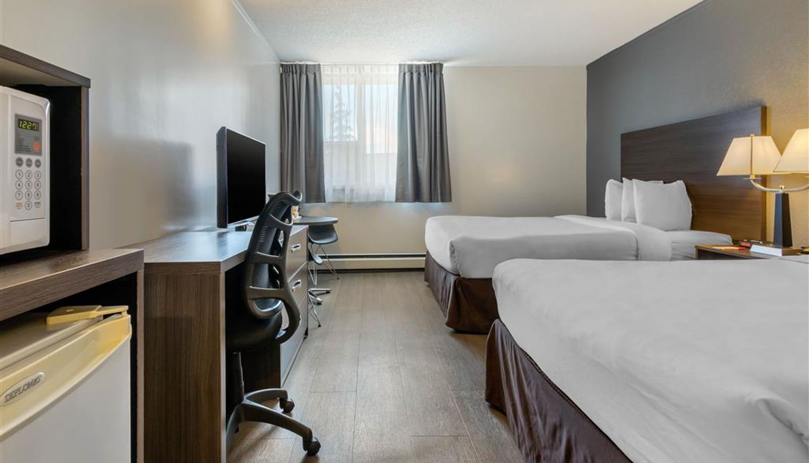 Room - Super 8 by Wyndham Macleod Trail Calgary