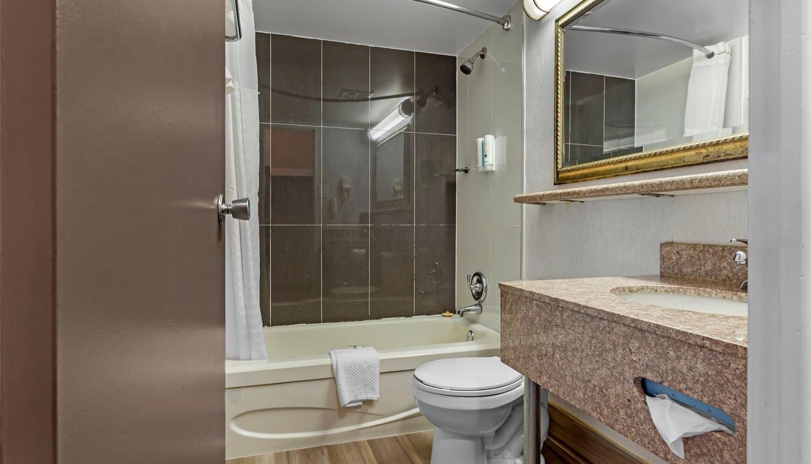 Zimmer - Quality Inn & Suites
