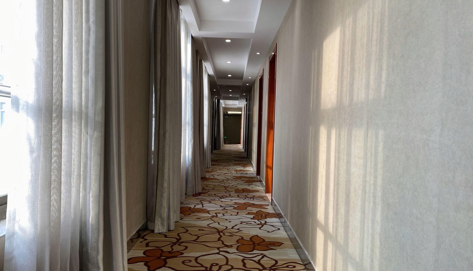 Hotel outdoor area - Jixiang Sanbao Business Hotel