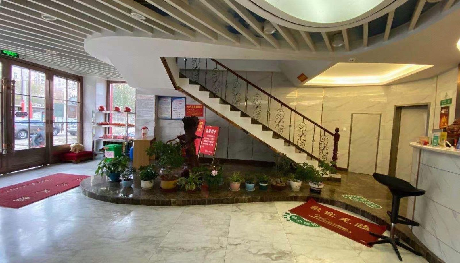 Hotel outdoor area - Jixiang Sanbao Business Hotel