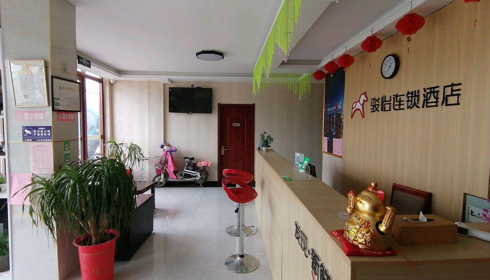 Buitenruimte van het hotel - Junyi Chain Hotel