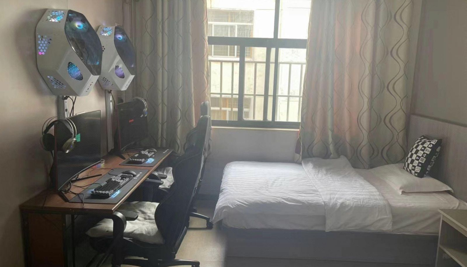Zimmer - Shadow Tour Unmanned Esports Hotel