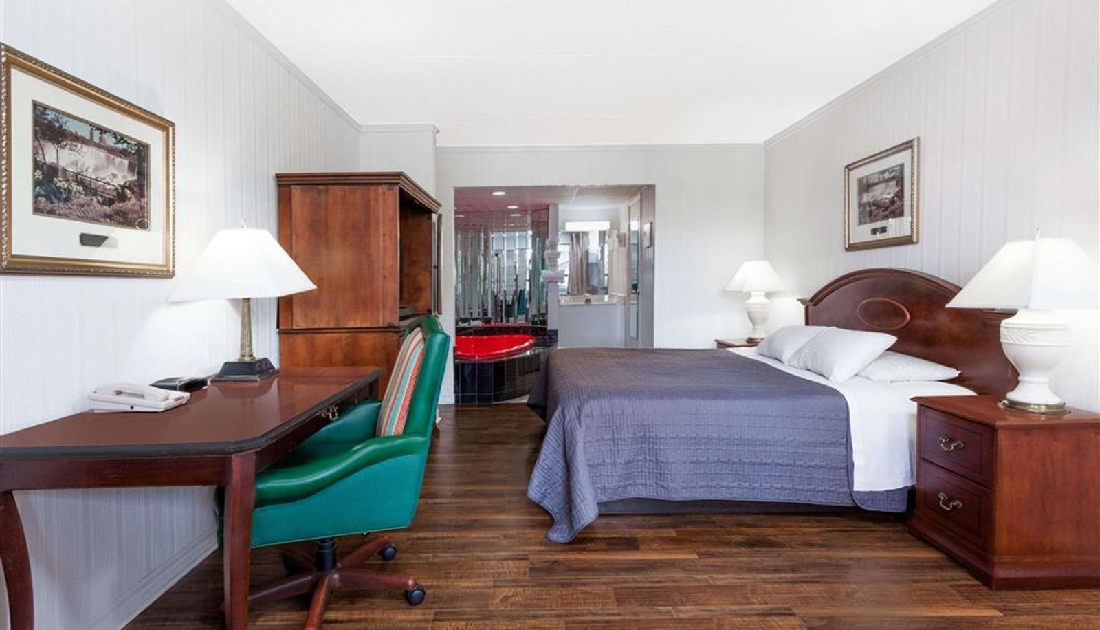 Zimmer - Howard Johnson by Wyndham Niagara Falls