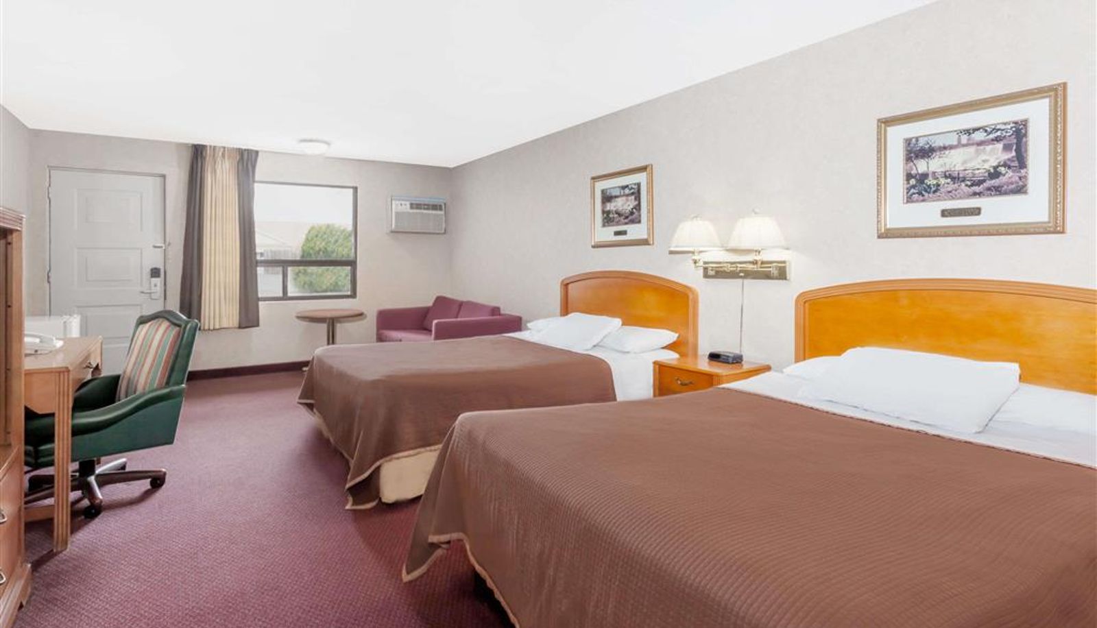 Zimmer - Howard Johnson by Wyndham Niagara Falls