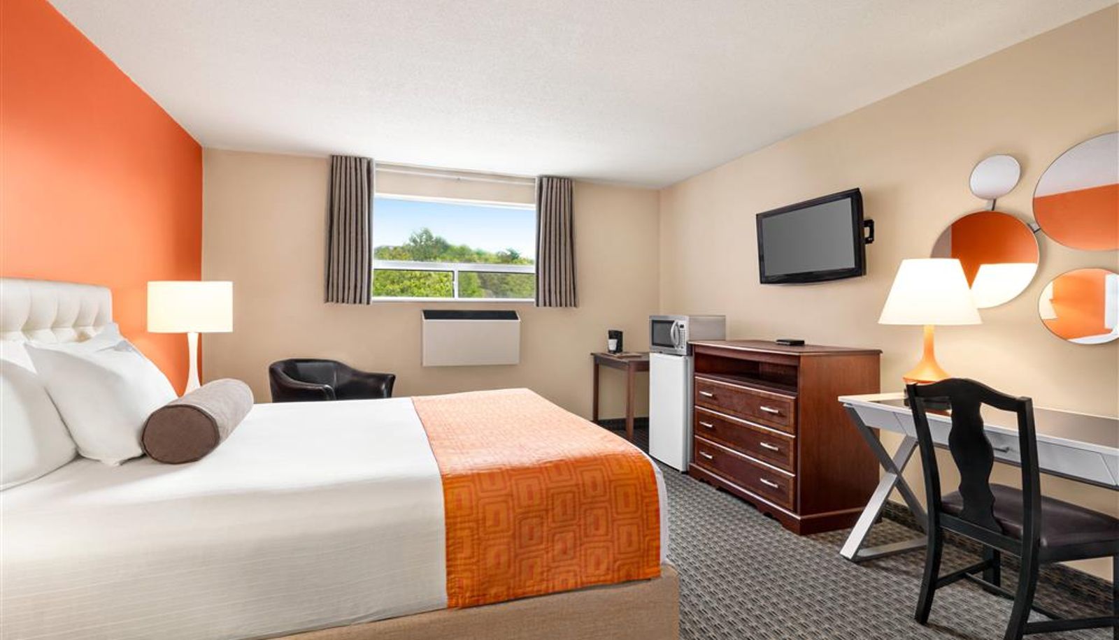 Room - Howard Johnson by Wyndham Gravenhurst
