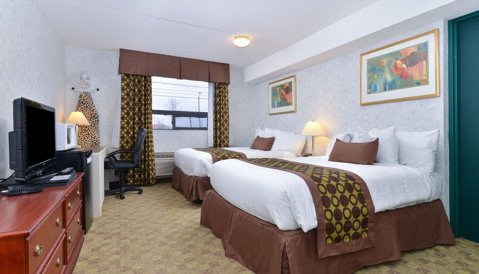 Room - Lexington Inn & Suites Windsor