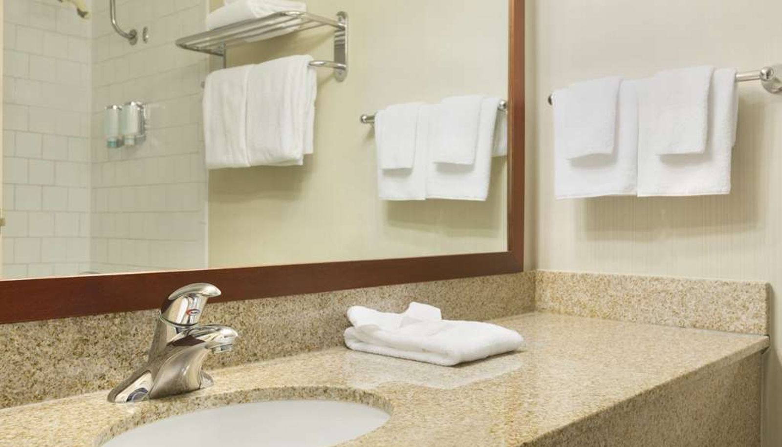 Zimmer - Ramada by Wyndham Belleville Harbourview Conference Centre