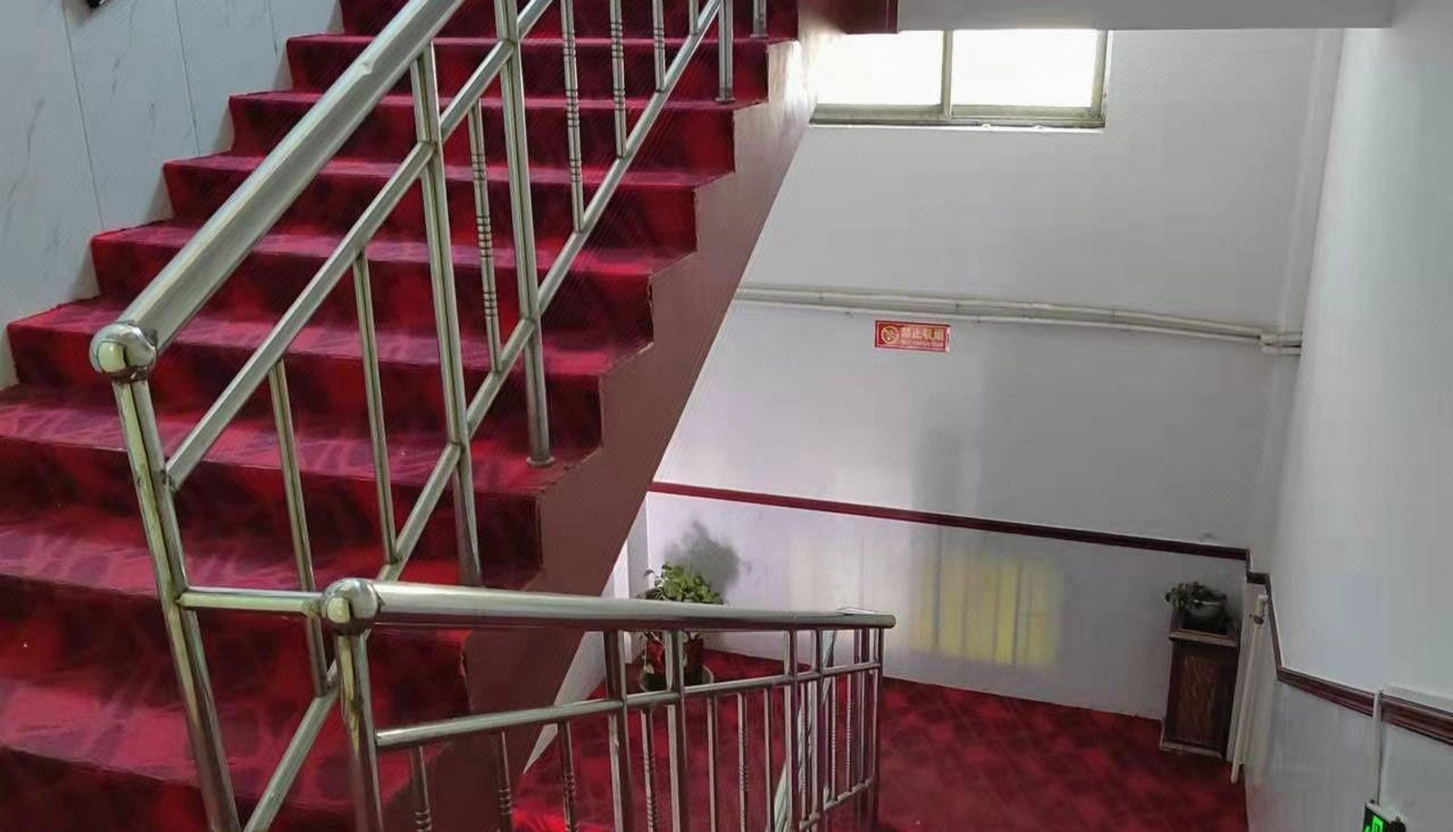 Zewnętrzna część hotelu - Emil Hotel (Bus Terminal)