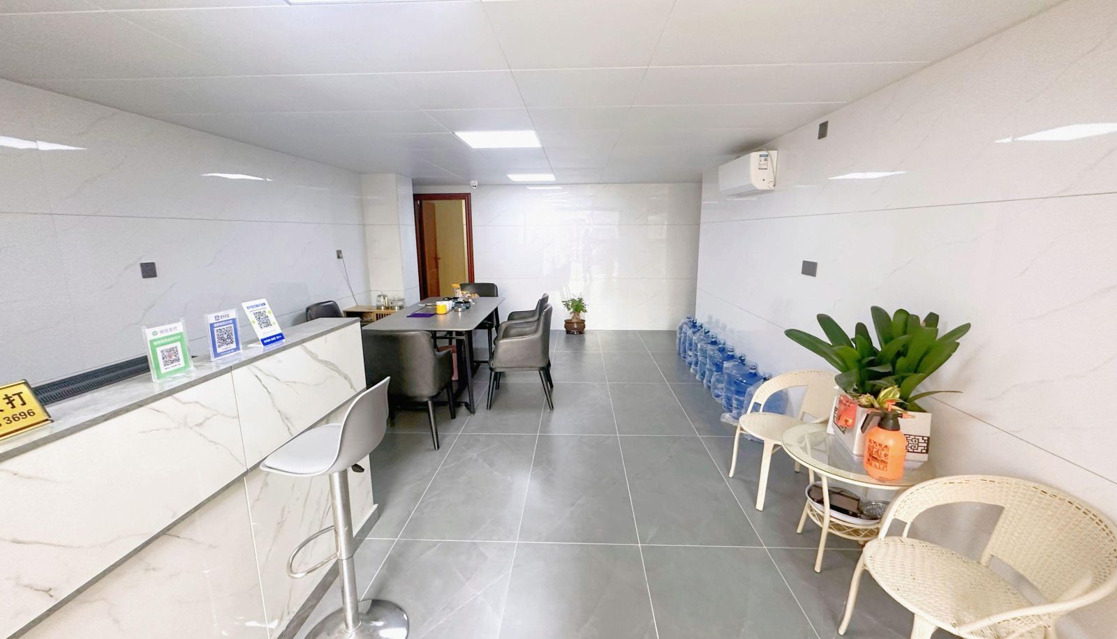 Zewnętrzna część hotelu - Time Manju Hotel (Ocean Academy Store)