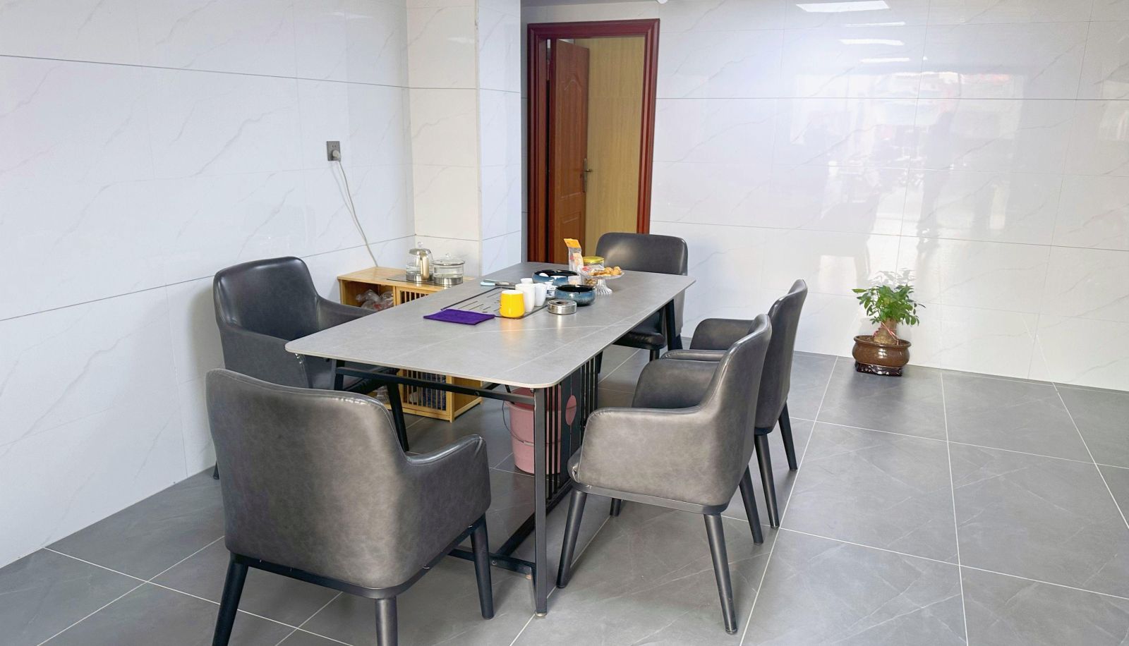 Zewnętrzna część hotelu - Time Manju Hotel (Ocean Academy Store)