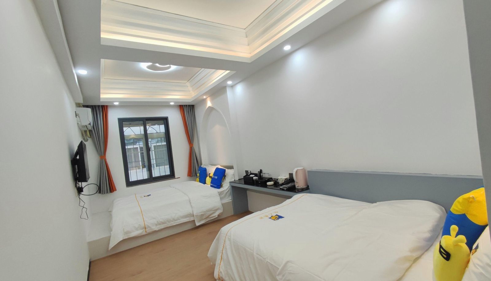 Habitación - Chinese Holiday Traveler (Zhongshan Road Ferry)
