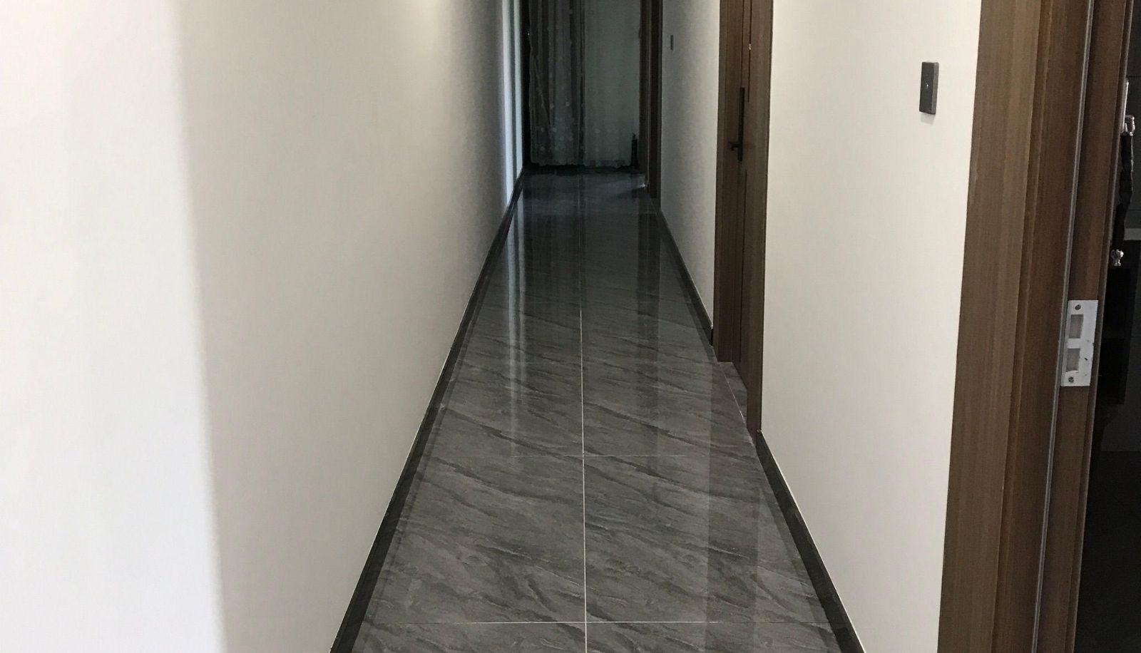 Buitenruimte van het hotel - Happy Hotel