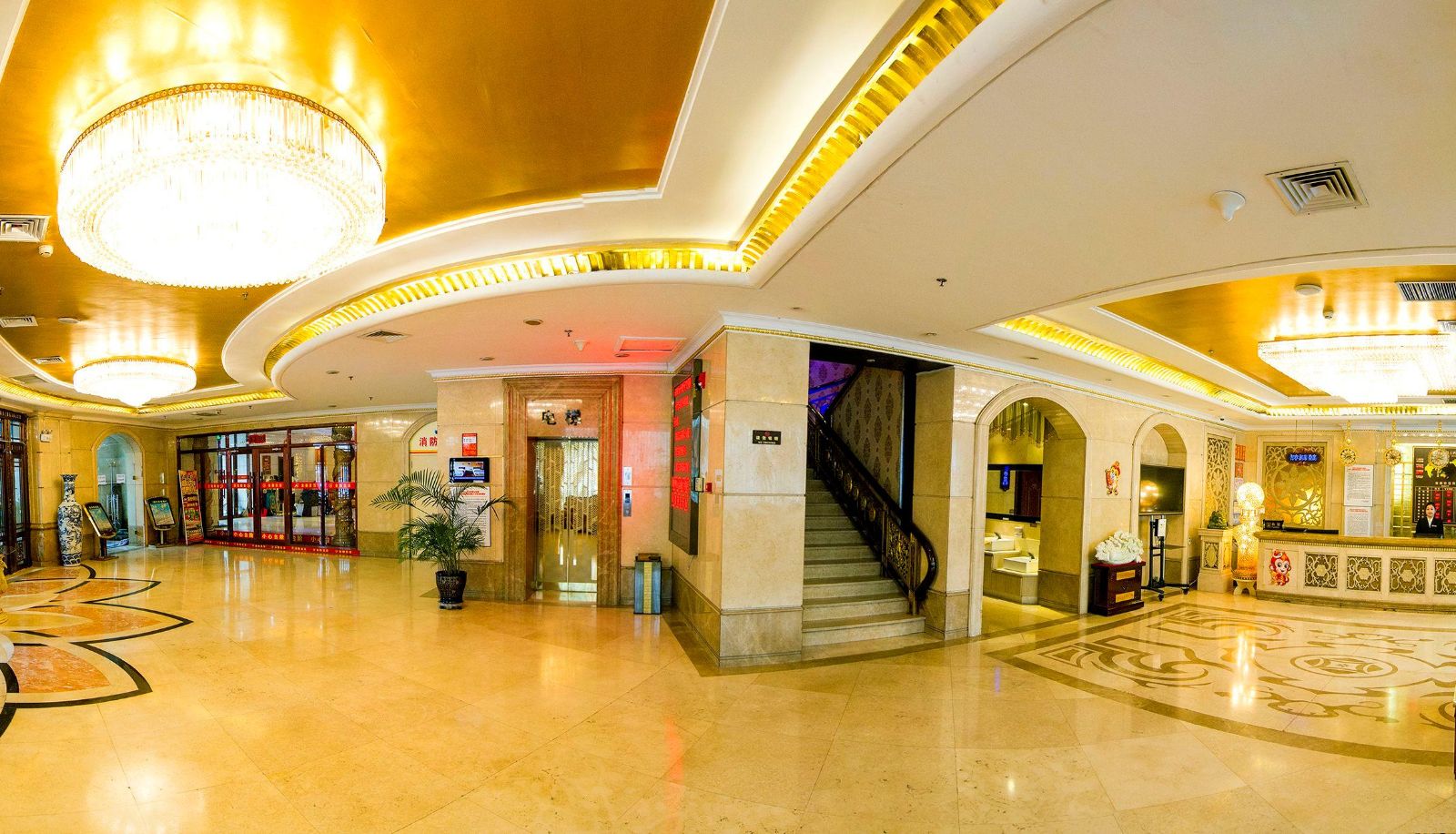 Buitenruimte van het hotel - Financial Hotel