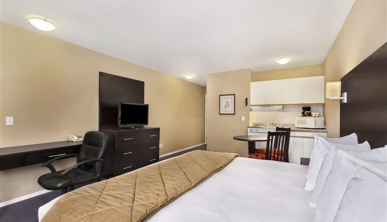 Room - Super 8 by Wyndham West Kelowna BC