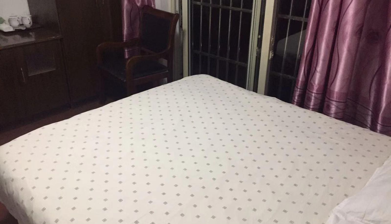 Camera business - Yihong Guest Room