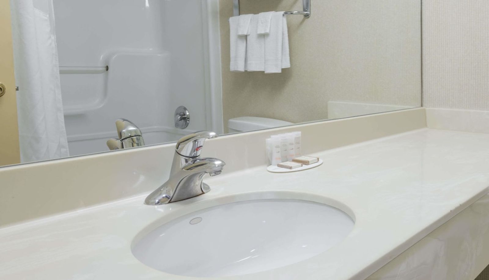 Standard room - Howard Johnson by Wyndham Toronto Downtown West