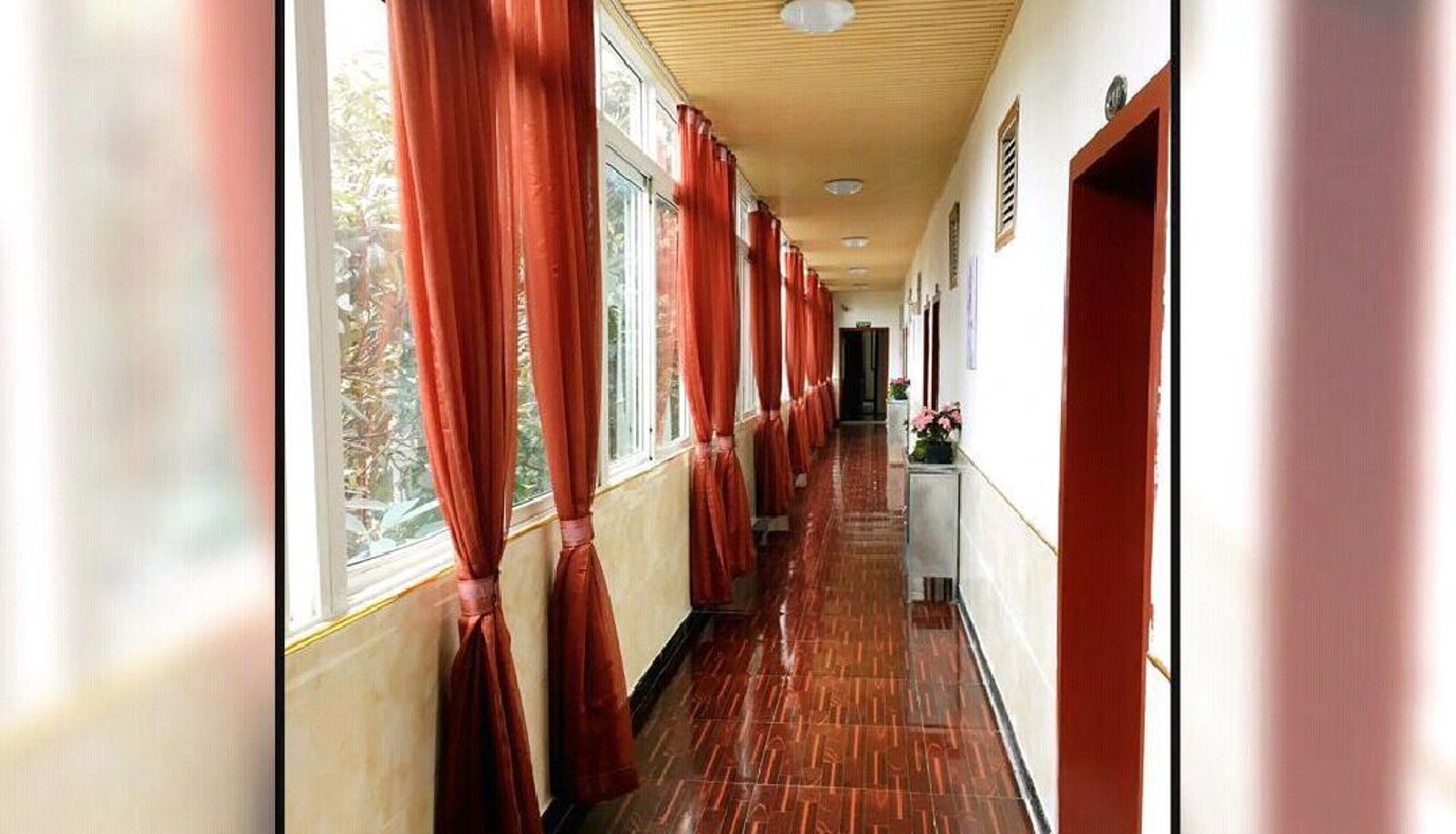 Zewnętrzna część hotelu - Youth Business Hotel