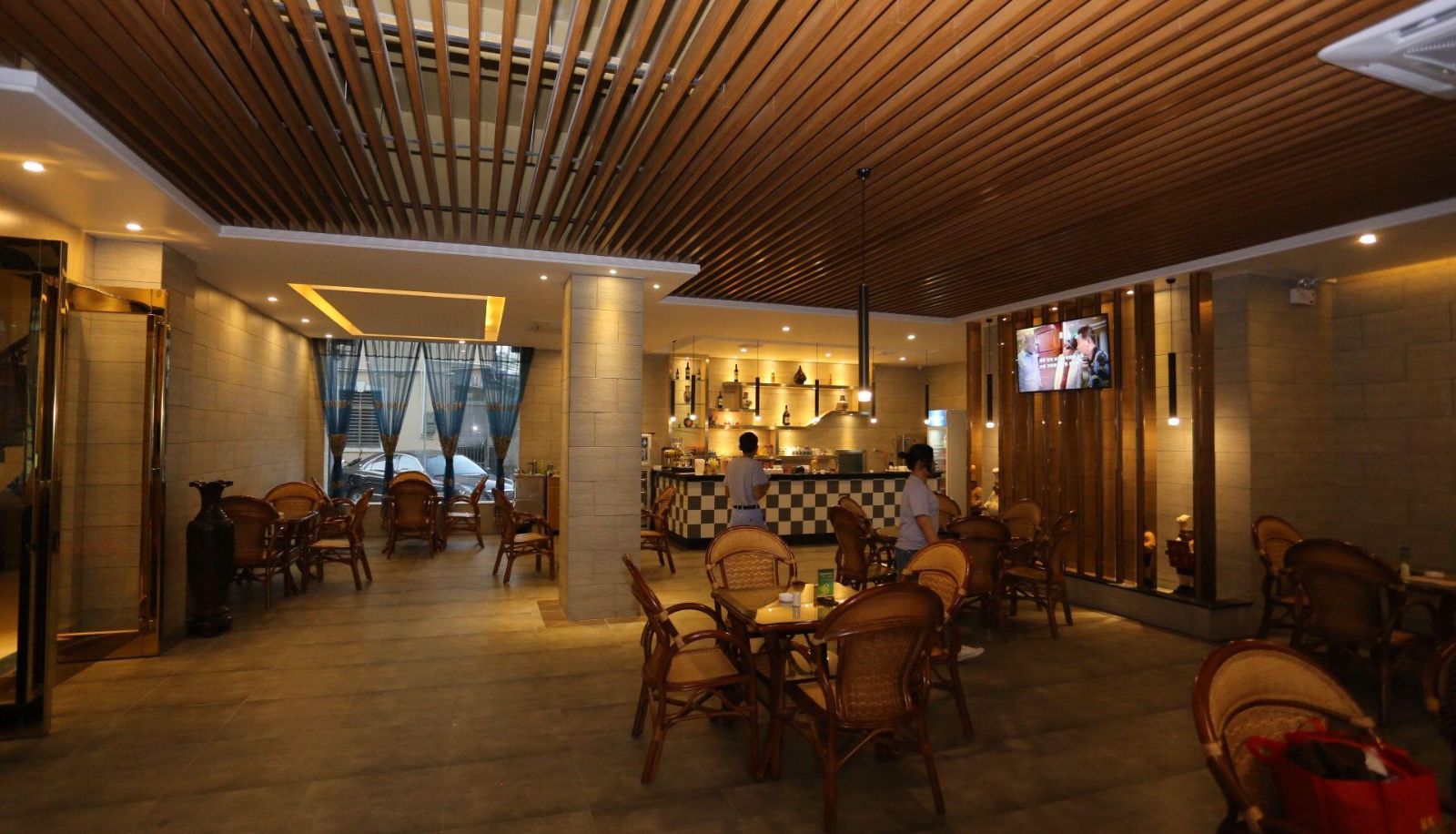 Buitenruimte van het hotel - Satisfactory Hotel