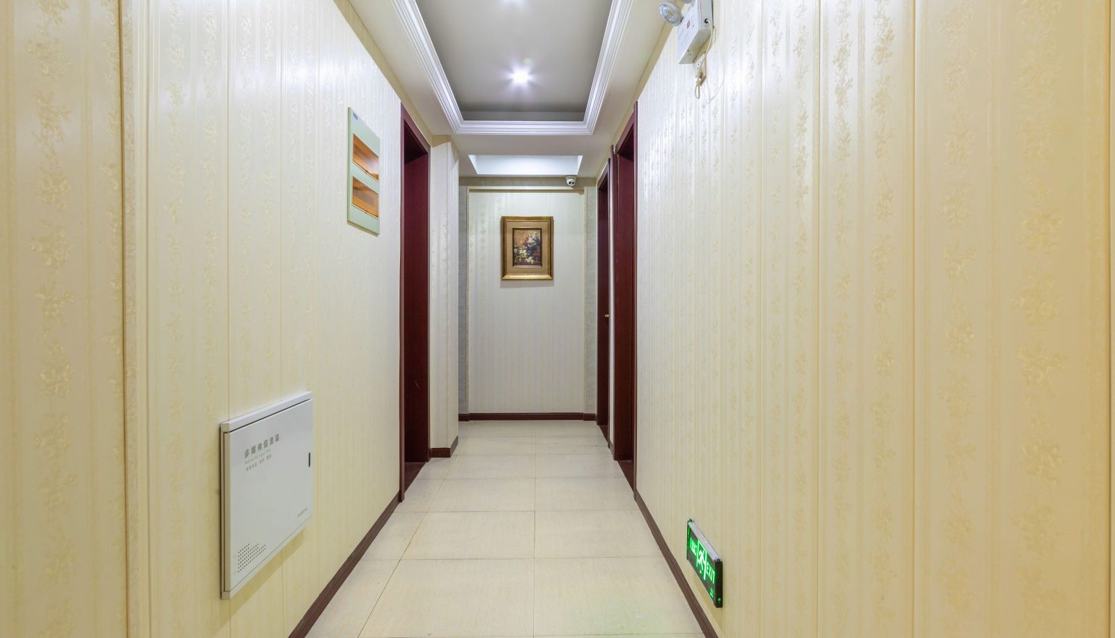 Buitenruimte van het hotel - British Time Holiday Hotel