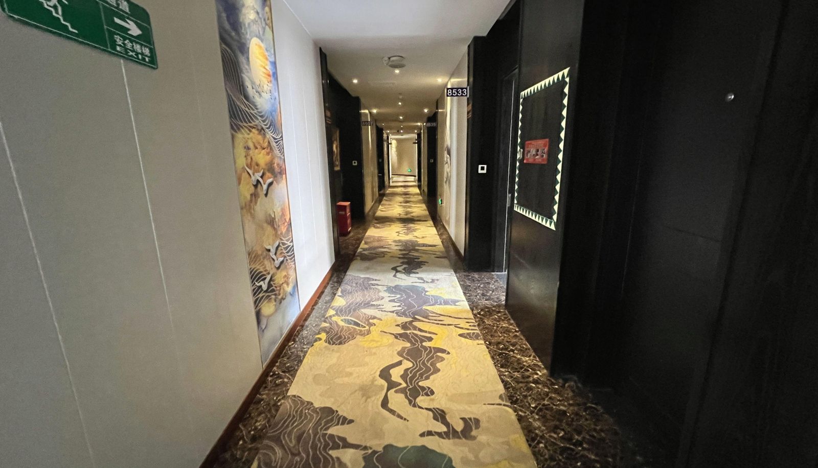 Zewnętrzna część hotelu - Longhao Hotel (bullet train station store)