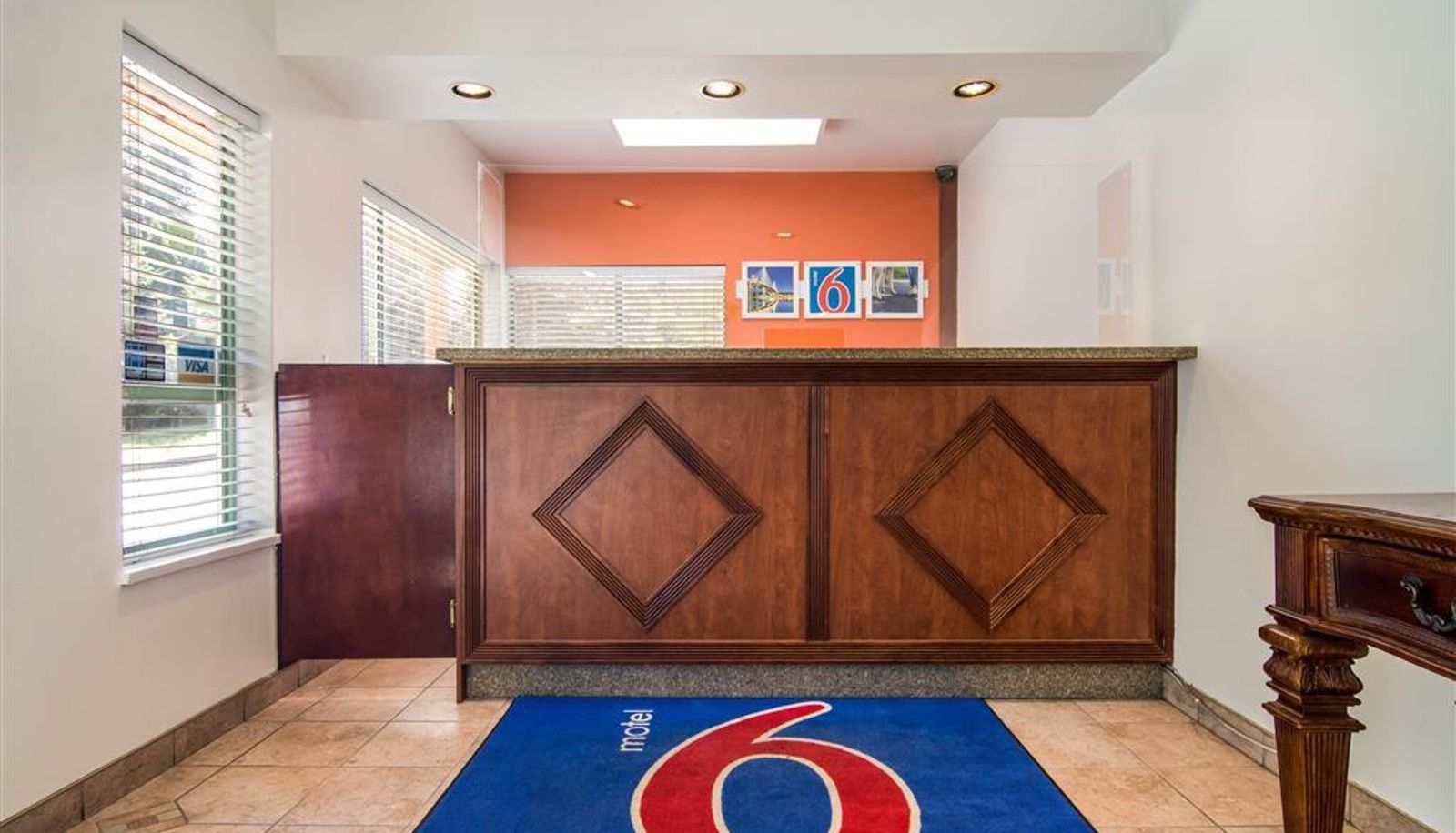 Hall - Motel 6 Surrey BC