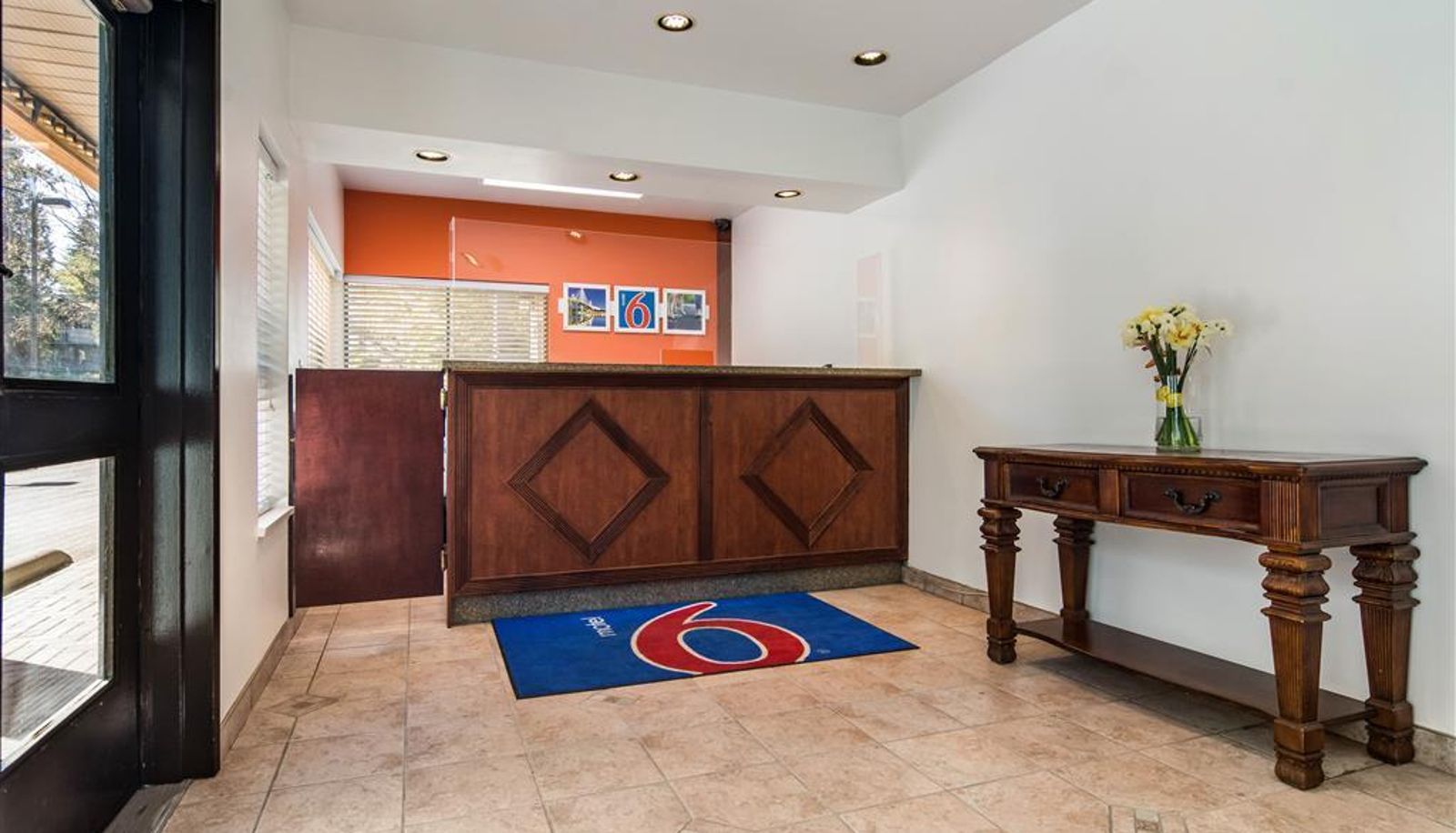 Hall - Motel 6 Surrey BC