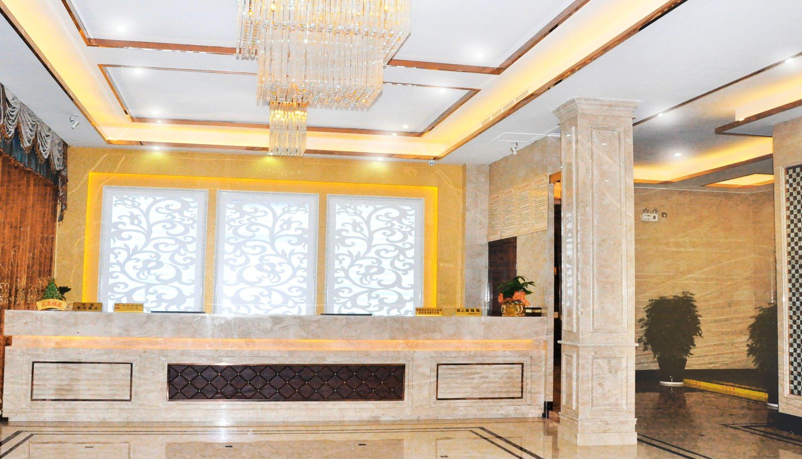 Hotel outdoor area - Royal Court Hotel
