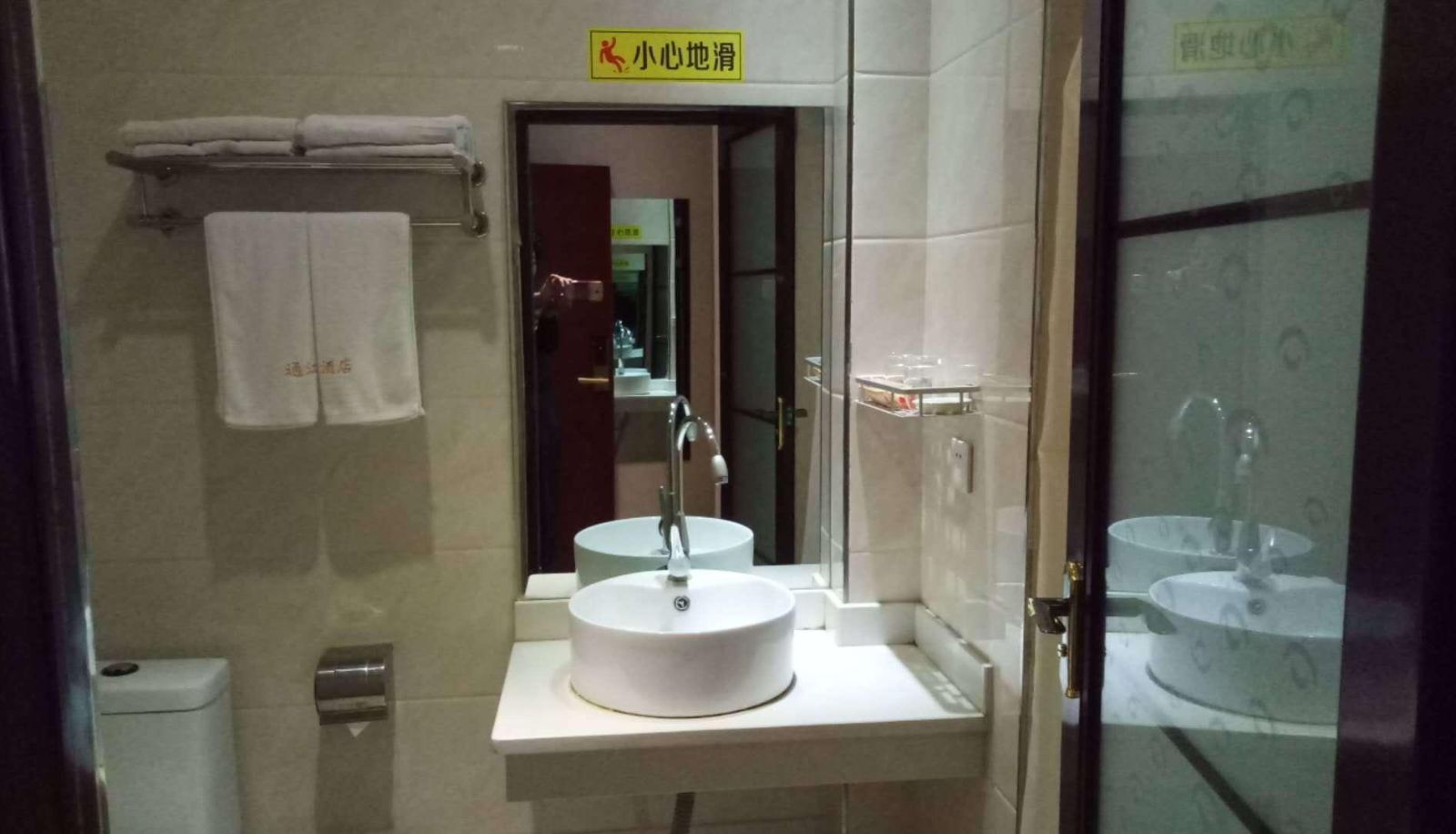 Buitenruimte van het hotel - Tongjiang Business Hotel