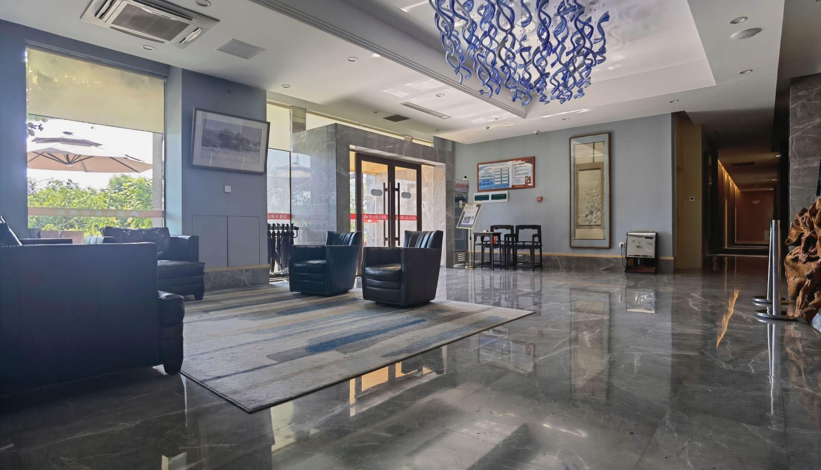 Zewnętrzna część hotelu - Nathan Holiday Inn