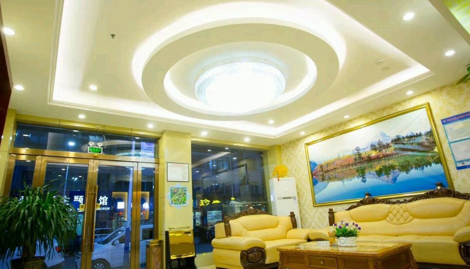 Buitenruimte van het hotel - Crowne Plaza Hotel