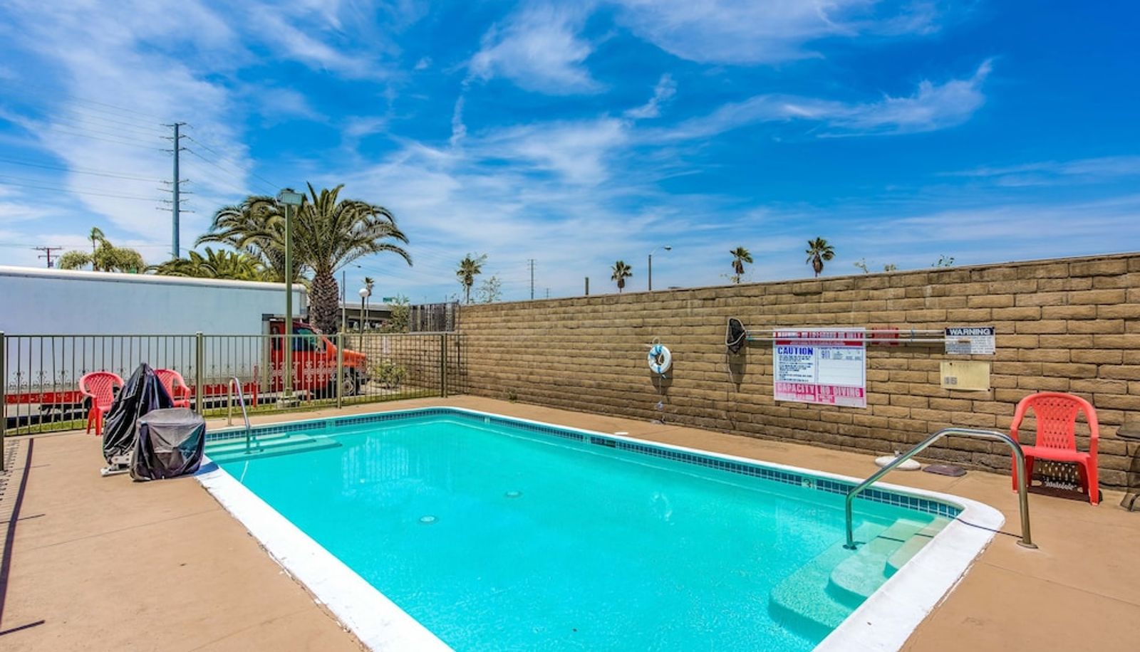 Piscina - Budget Inn