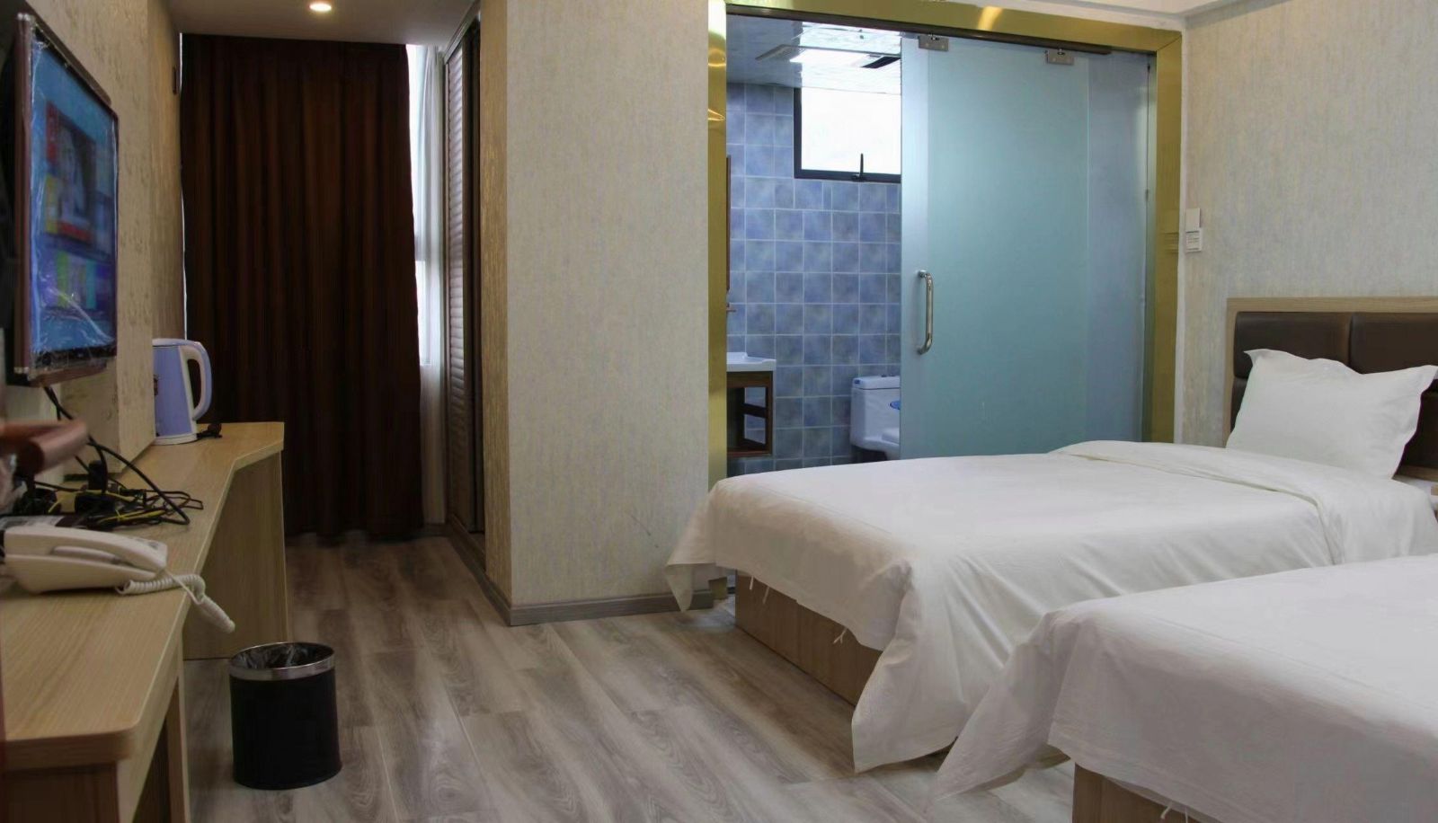 Kamer - Zhangde Happy Hotel