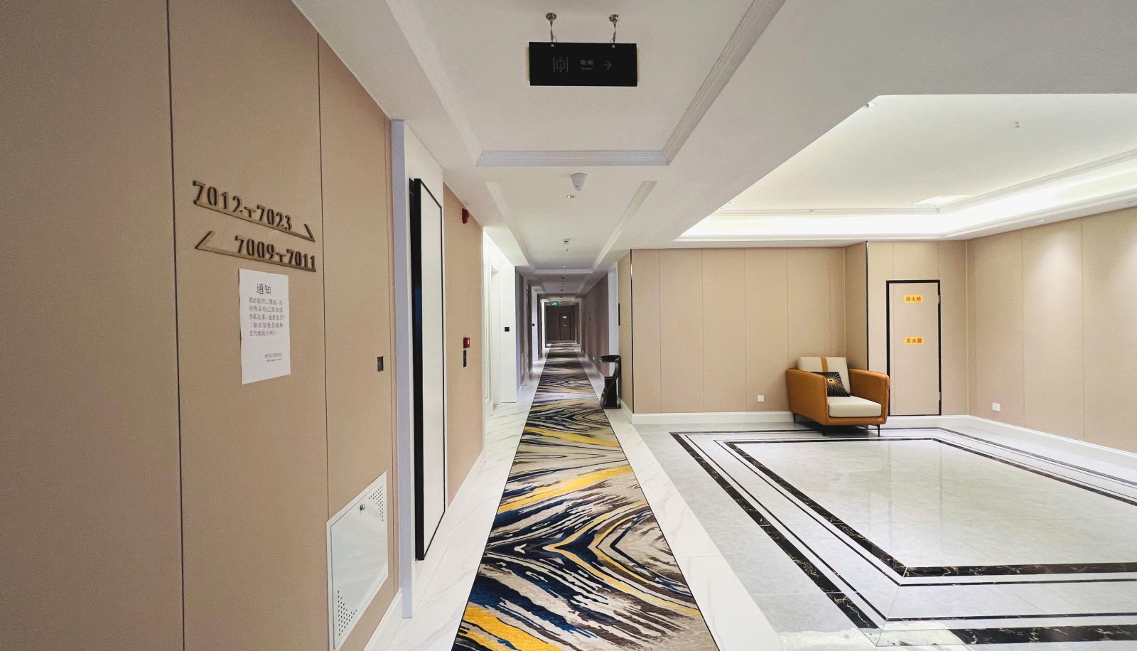 Hotel outdoor area - Vienna International Hotel · Naqu Pearl Center