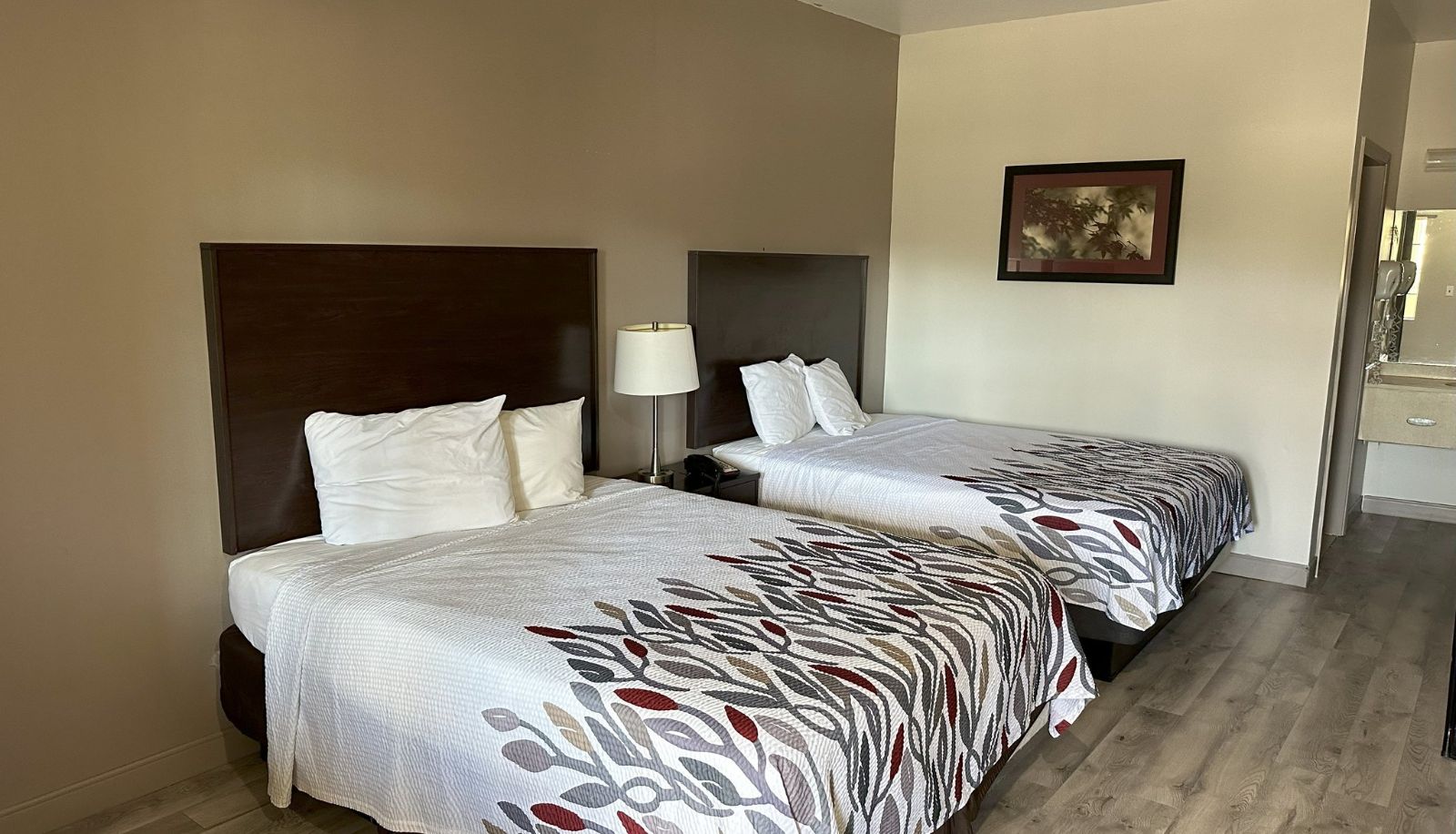 Zimmer - Red Roof Inn & Suites Lake Orion/ Auburn Hills