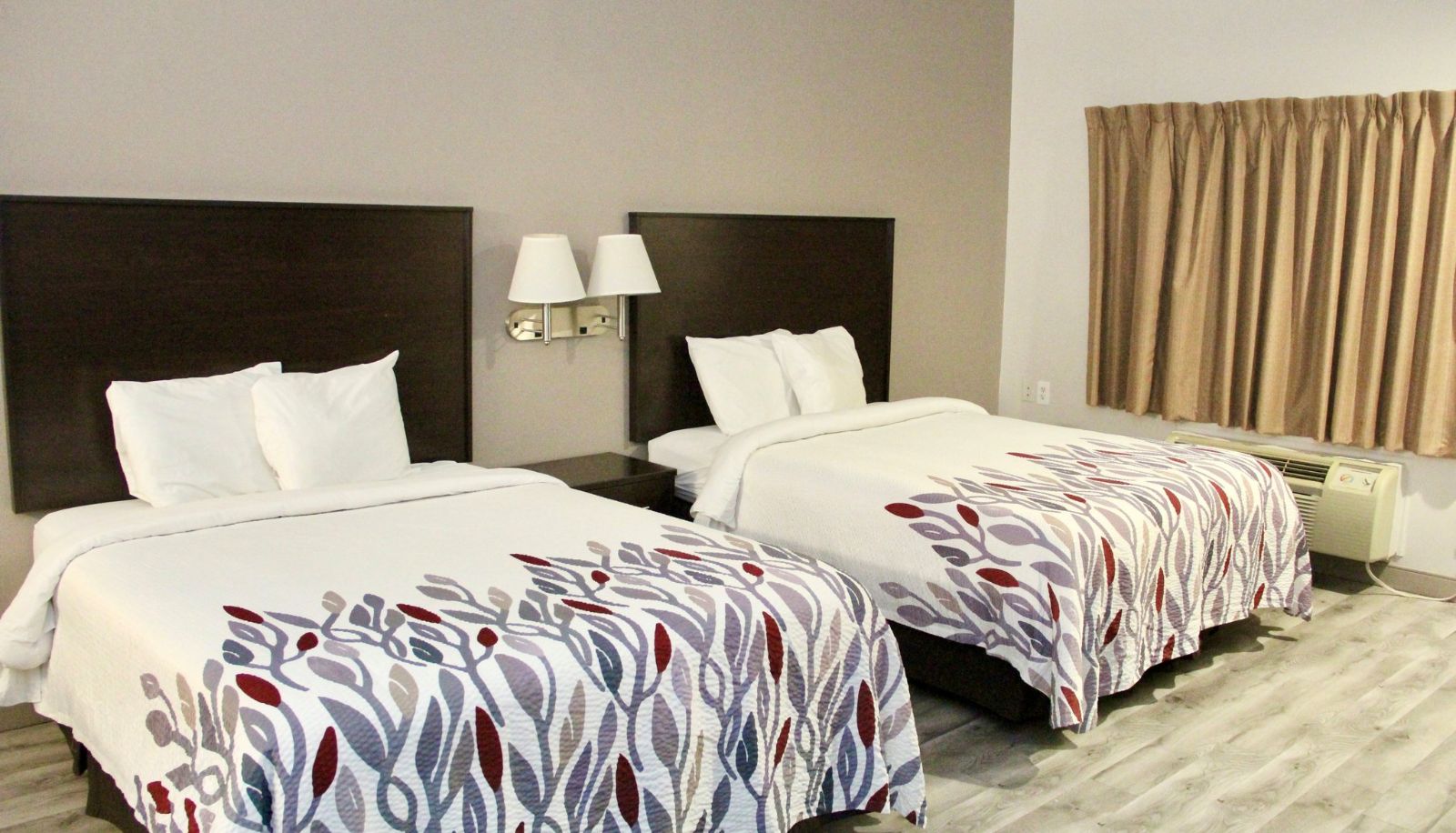 Zimmer - Red Roof Inn & Suites Lake Orion/ Auburn Hills