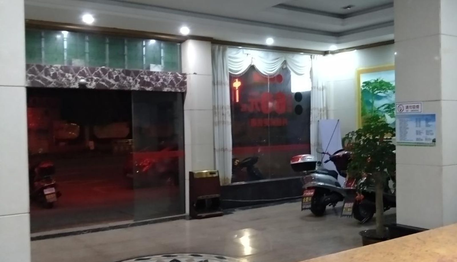 Hotel outdoor area - Baoheng Business Hotel