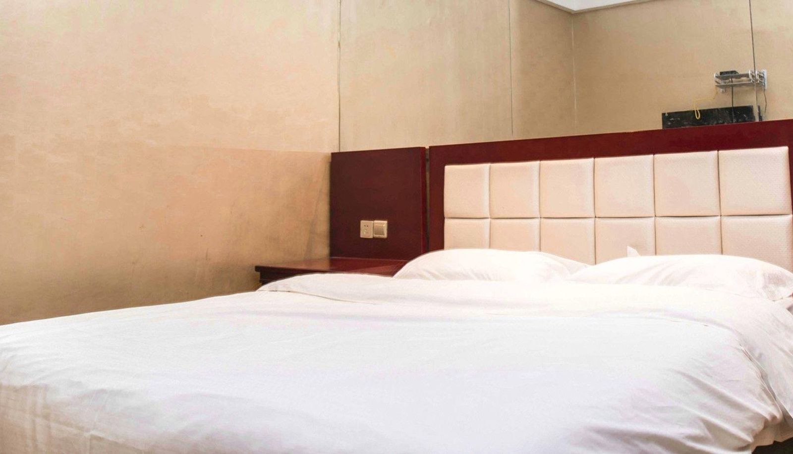 Room - Business Hotel on Wednesday
