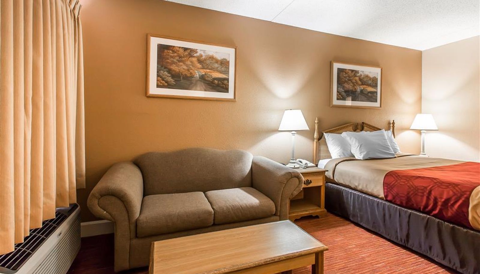 Zimmer - Econo Lodge Inn & Suites Huntsville University Area