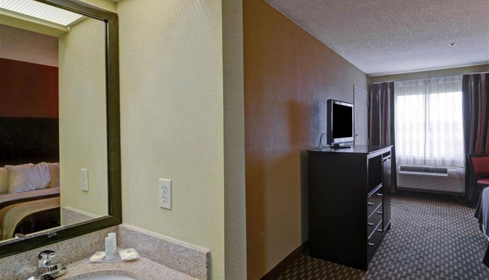 Camera - Quality Inn & Suites Pine Bluff