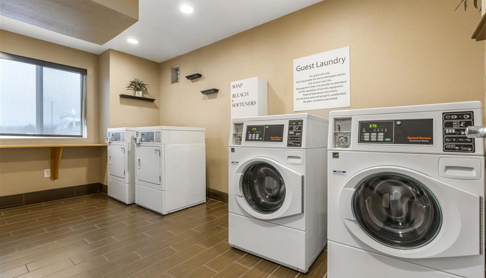 Vista interna - Comfort Inn and Suites Redwood Country