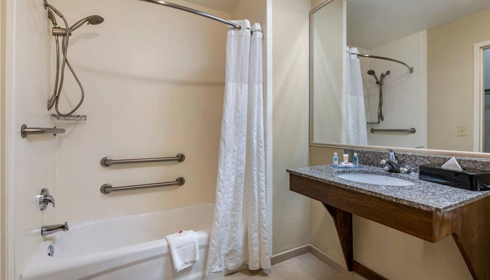 Room - Comfort Inn & Suites DeLand - near University