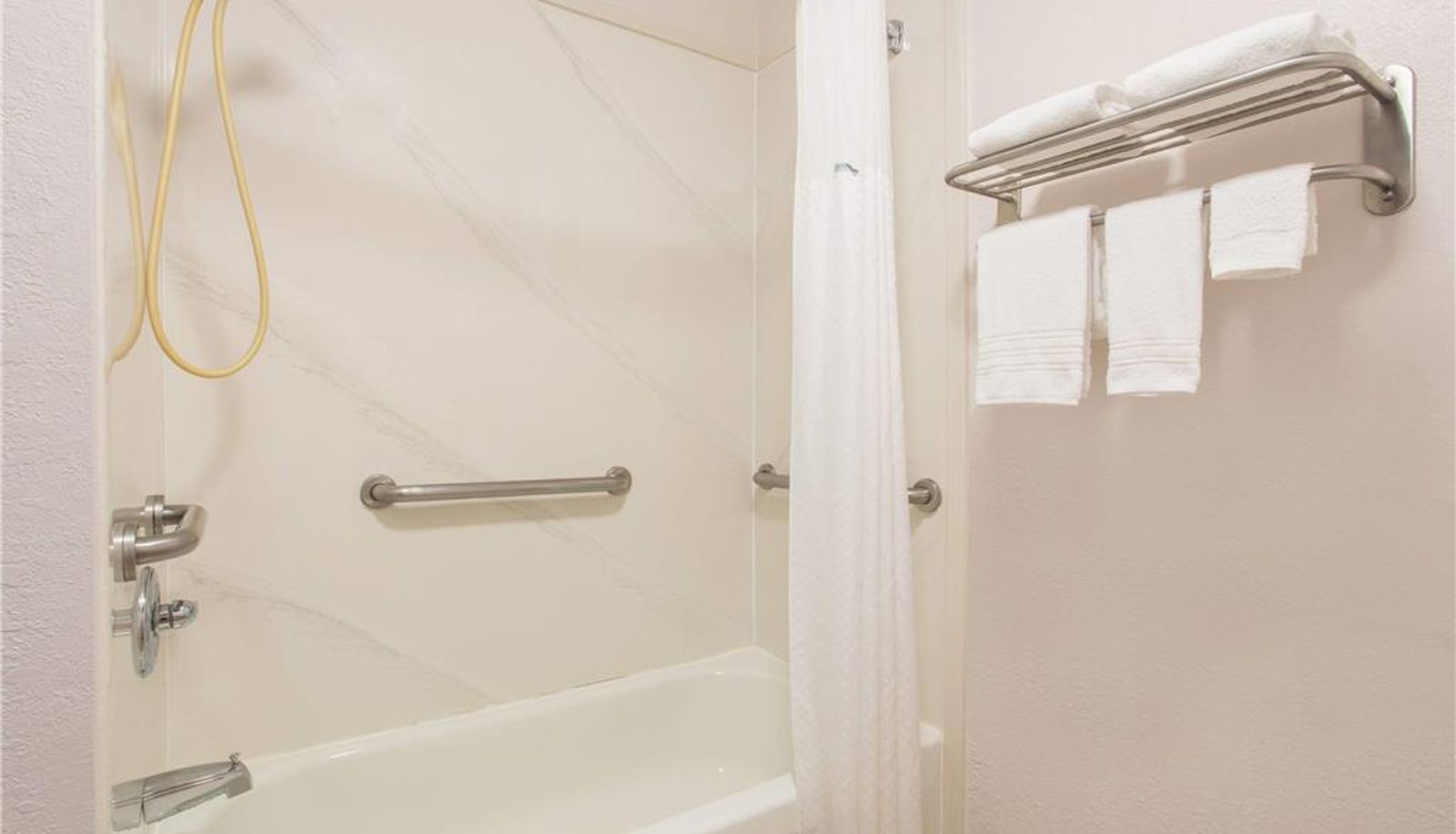 Zimmer - Days Inn & Suites by Wyndham Navarre - near Beaches/Hurlburt
