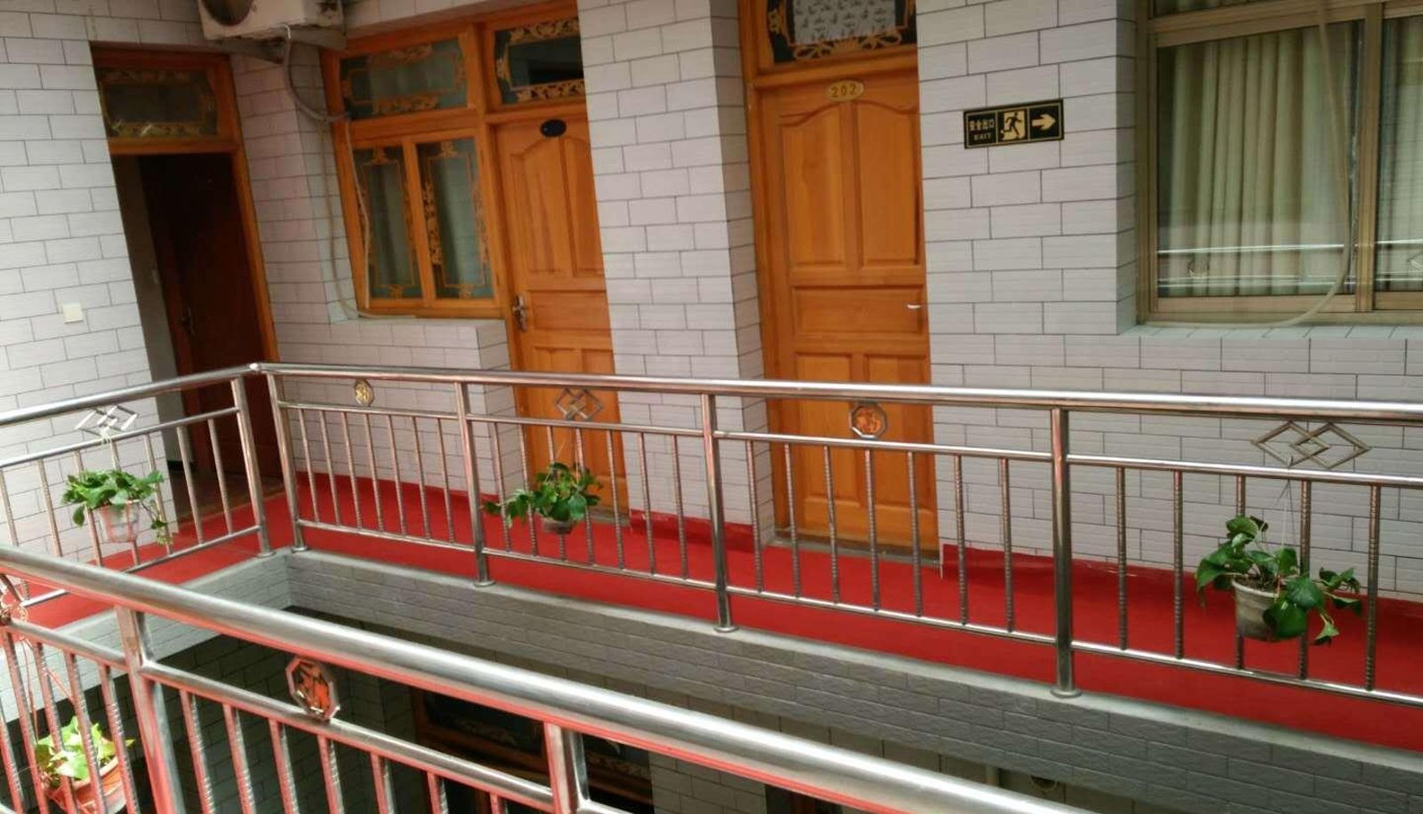 Buitenruimte van het hotel - Entering a hotel