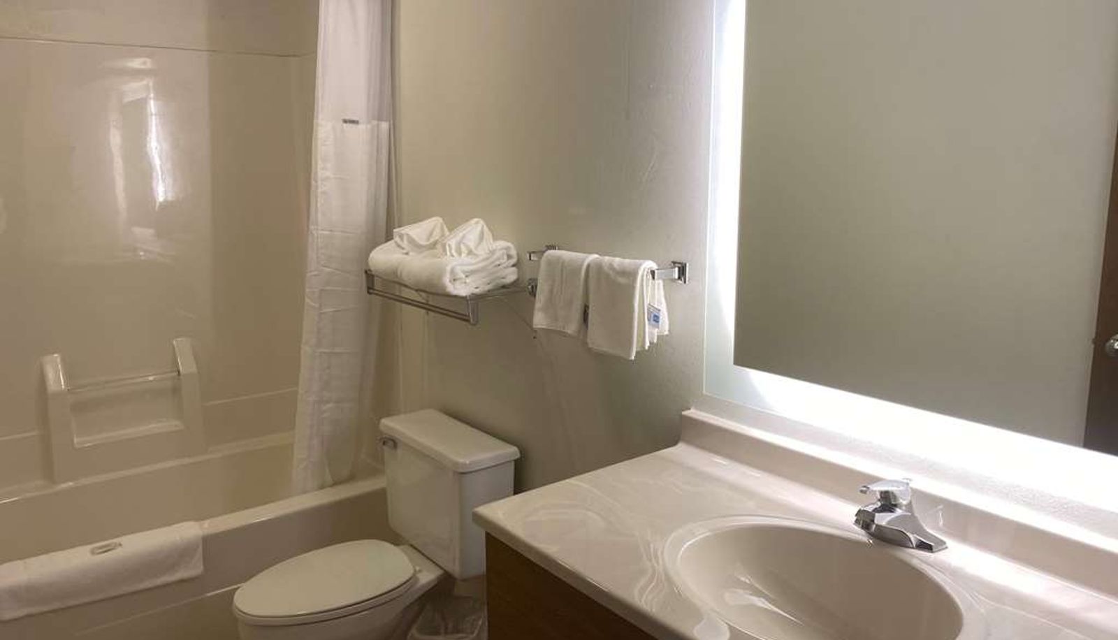 Room - Howard Johnson by Wyndham Manteno