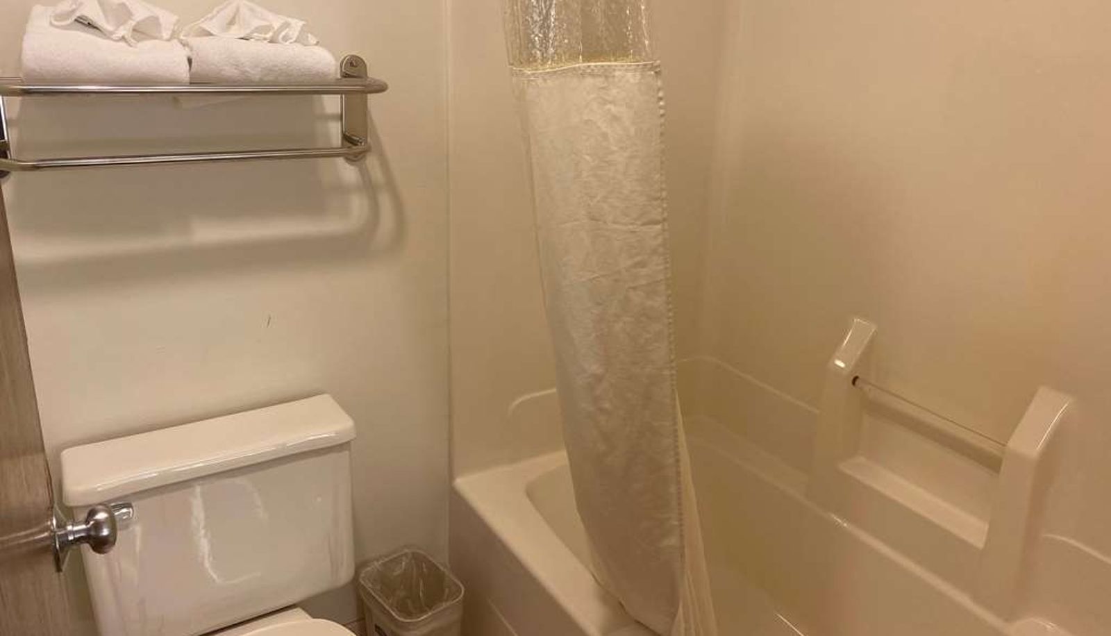 Room - Howard Johnson by Wyndham Manteno